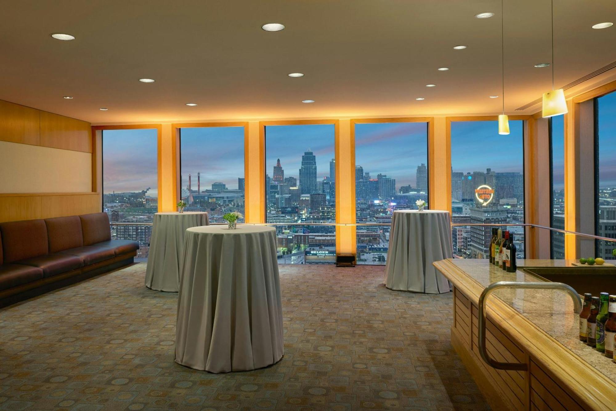 The Westin Kansas City At Crown Center Exterior photo
